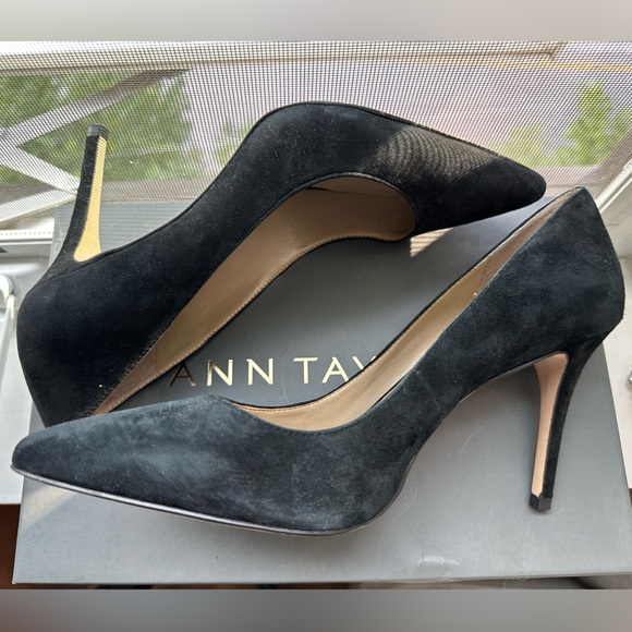 Ann Taylor Black Mila Suede Pumps in size 8.5 - Picture 2 of 4